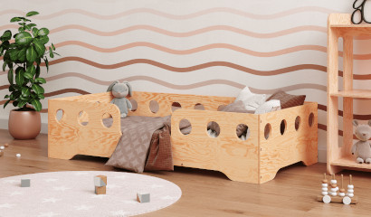 Drewniane łóżko z barierkami wykonane ze sklejki sosnowej w kolorze lakierowanego drewna z wejściem na środku